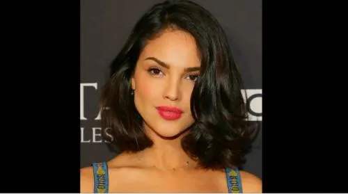 Eiza González revive caída que sufrió en concierto (VIDEO)