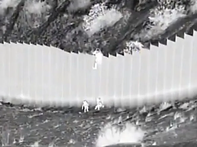 Captan a sujetos lanzando a niñas desde muro fronterizo con EU