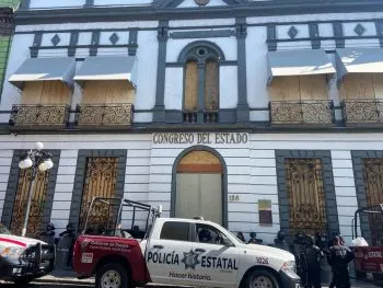 Tapian el Congreso de Puebla por marchas del #8M
