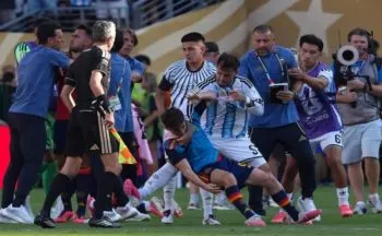 FIFA castiga con 10 partidos a Paredes y siete a Molina por la pelea tras la final del Mundial