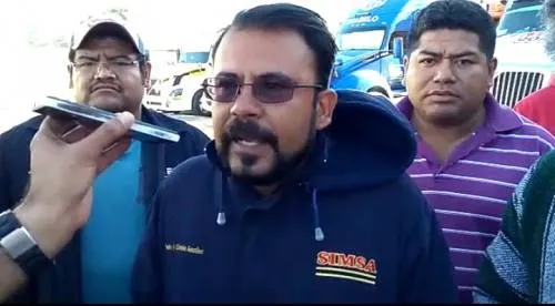 Piperos acusan extorsiones en Pemex de Puebla para dejarlos descargar el combustible