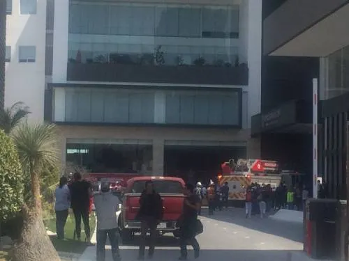 VIDEO: Se registra incendio en tercer piso de Torres Médicas Angelópolis