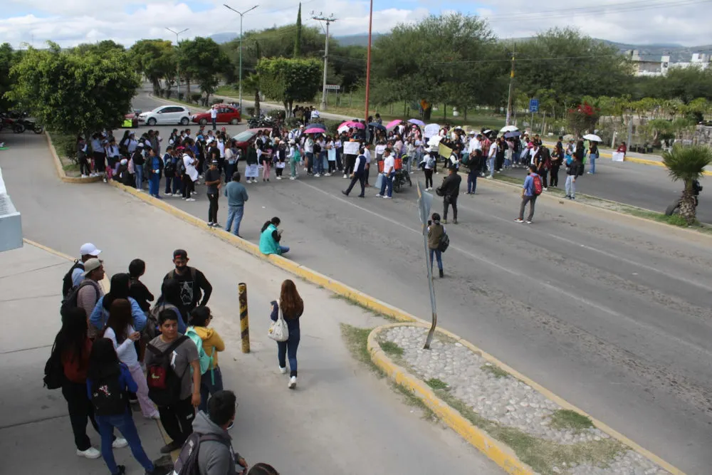 Estudiantes de la UPN Tehuacán acusan desvío de recursos y toman instalaciones