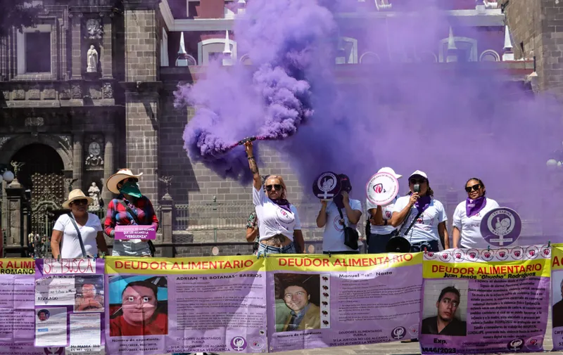 En el Día del Padre exhiben a deudores alimentarios en el Zócalo de Puebla