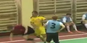 VIDEO: Tremendo puñetazo propina jugador a árbitro en el futsal