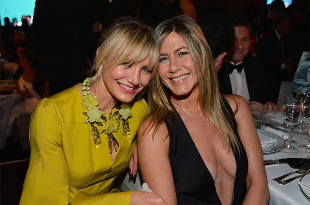 Jennifer Aniston luce escote de infarto