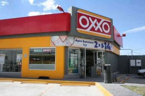 Hombres armados asaltan Oxxo en el Centro Histórico de Puebla