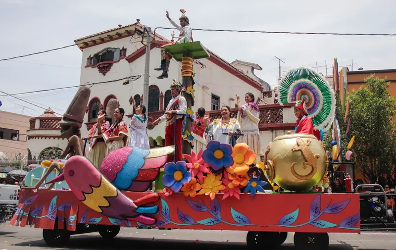 desfile-del-5-de-mayo-carros-alegoricos