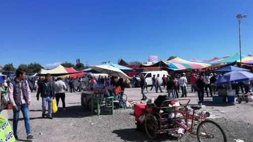 Decomisan toneladas de ropa americana en el tianguis de San Isidro