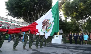Realizan ceremonia de izamiento de bandera en el zócalo