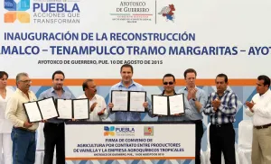 RMV inaugura Carretera Hueytamalco-Tenampulco, obra esperada por años