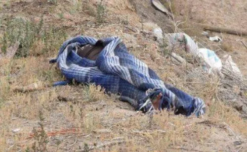 Encobijado y maniatado hallan un cadáver en la carretera a Nenetzintla