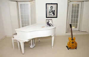 Fiebre por subastas de guitarra, mechón de Lennon y primer vinilo de Beatles