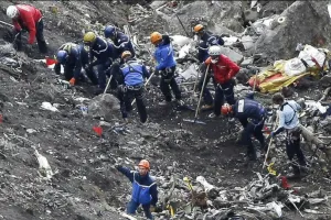 El copiloto de Germanwings aceleró el avión en descenso