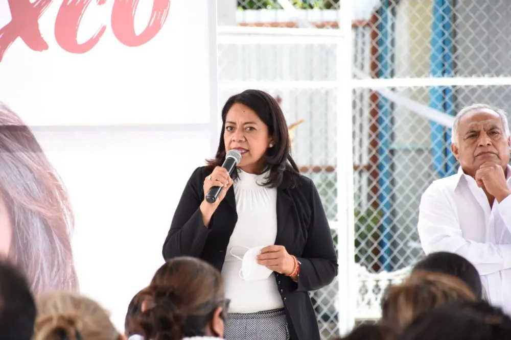 Vecinos del hogar del obrero reciben la visita de Ariadna Ayala
