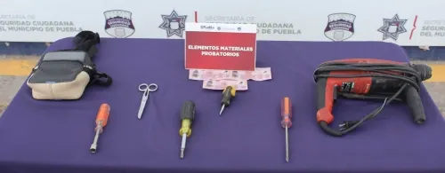 Policía municipal de Puebla detiene a pareja presuntamente dedicada al robo a interior de vehículo