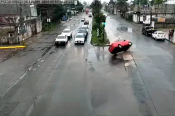 Agua de Puebla refuerza medidas de seguridad en obras donde un automóvil cayó a una zanja y volcó