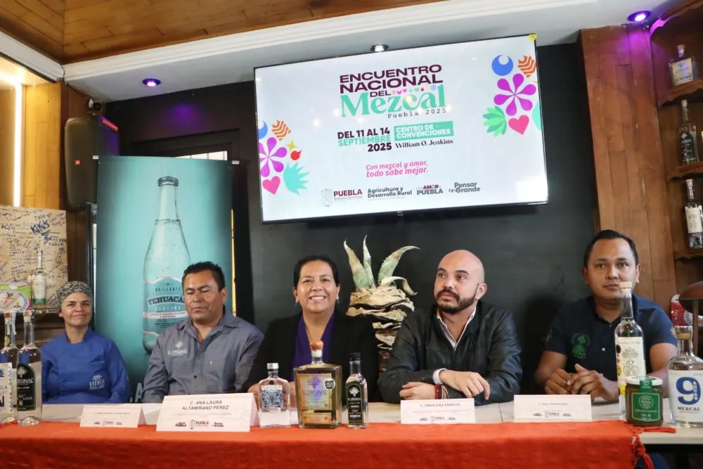 Puebla apuesta por el mezcal: buscan producir un millón de litros para 2026
