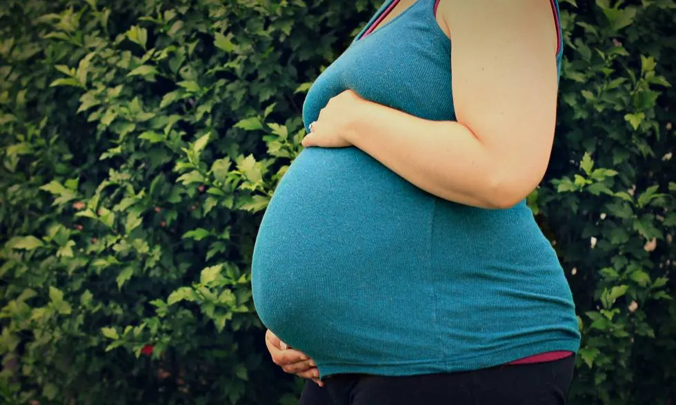 Mujeres embarazadas se oponen a recibir vacuna de AstraZeneca