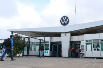 Más de 4 mil 195 trabajadores votan a favor del aumento salarial del 10.59% y evitan la huelga en Volkswagen
