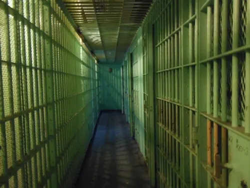 Policía arresta a 16 personas tras sospechar que eran homosexuales