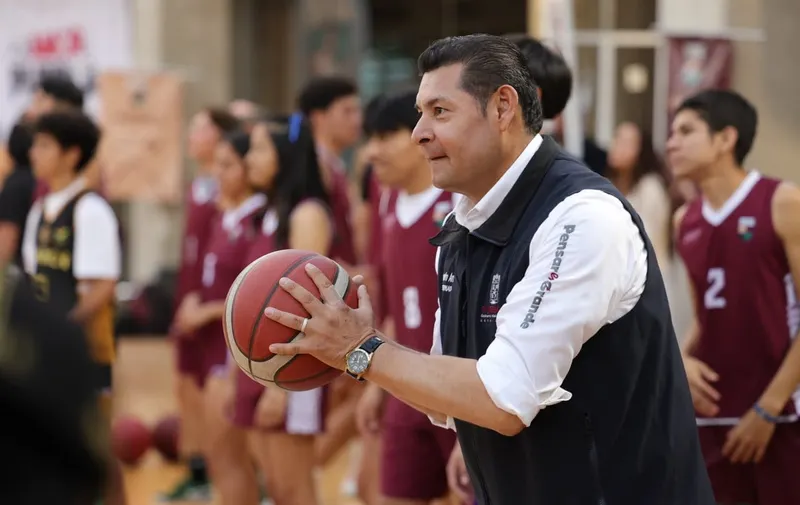 Sembrando sueños. Encestando futuro: Armenta acerca el básquetbol a jóvenes de Puebla