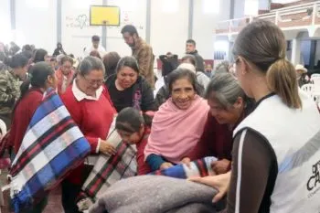 BUAP y Fundación Green Carson abrigan a 270 familias de Cuautempan con frazadas de PET reciclado