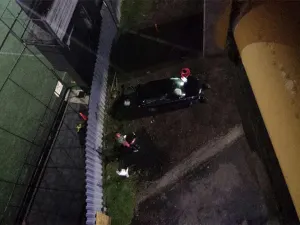 VIDEO: Cae auto de lujo desde puente vehicular en Santa Fe