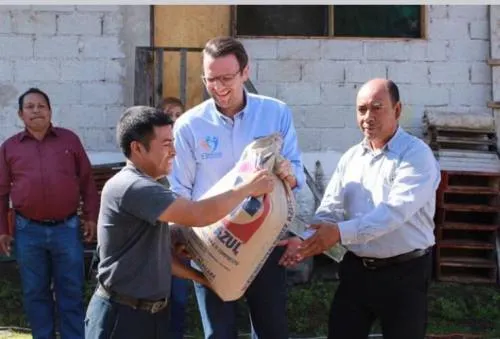 Juan Pablo Piña apoya obra de pavimentación en Quimixtlán