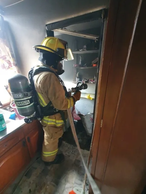 Daños materiales deja flamazo en vivienda en la colonia Villa las Flores
