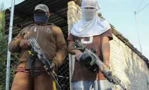 Autodefensa y Templarios se enfrentan; Ejército sin orden para intervenir