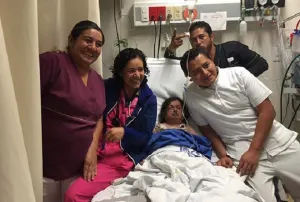 Emite ISSSTE disculpa por foto de empleados con Margarito