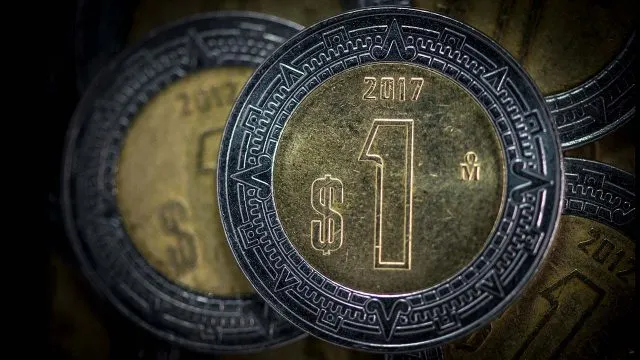 Peso cae a peor nivel y bitcoin se desploma ante nueva variante de Covid