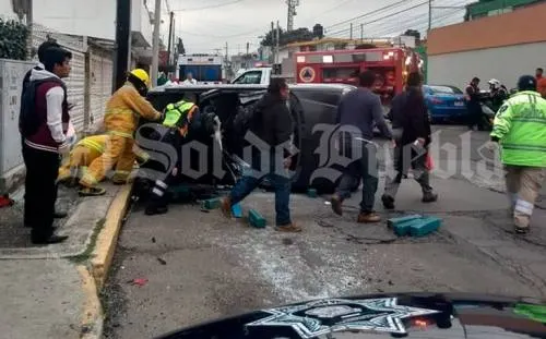 Mujeres quedan atrapadas tras volcadura en la colonia Rincón de las Ánimas