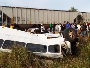 Tren choca en Mazatlán contra camión; hay 4 muertos y heridos