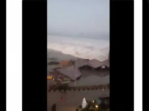Video: Tsunami golpea ciudad de Indonesia