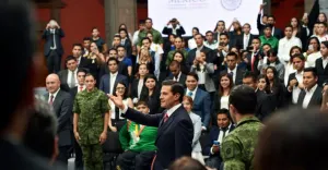 Diálogo de Peña con jóvenes se redujo a un encuentro controlado y sin preguntas incómodas