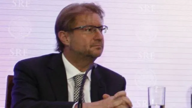 Andrés Roemer acumula otra orden de aprehensión