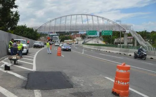 Hundimiento de casi 50 centímetros afecta a automovilistas en el Paso Exprés