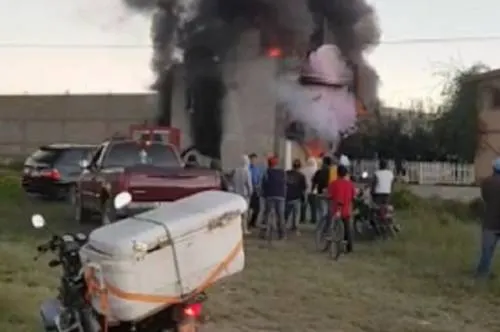 Mujer muere calcinada tras explosión en bodega de huachicol en Tepeaca