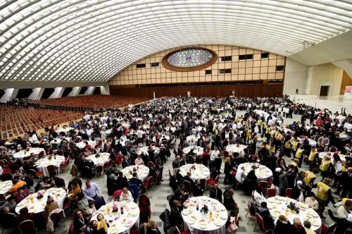 El Papa ofrece banquete a pobres e indigentes en el Vaticano