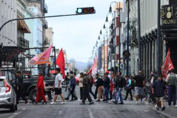 Manifestación de la 28 de Octubre provoca bloqueos en el Centro Histórico de Puebla; piden diálogo con Armenta
