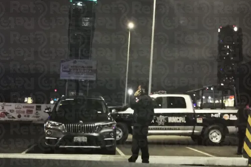 Enfrenta víctima a asaltantes en estacionamiento de Chedraui Selecto