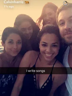 Calvin Harris, de paseo en yate y rodeado de chicas