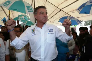 Tony Gali dialoga con habitantes de Rivera Anaya