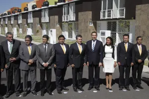 Estado y SNTE entregan viviendas a maestros