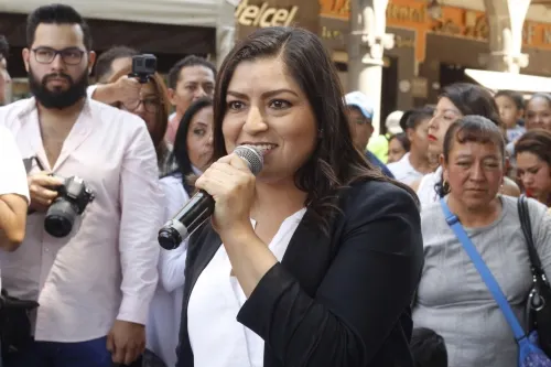 Líder de Antorcha Campesina entrega pliego petitorio a Rivera Vivanco
