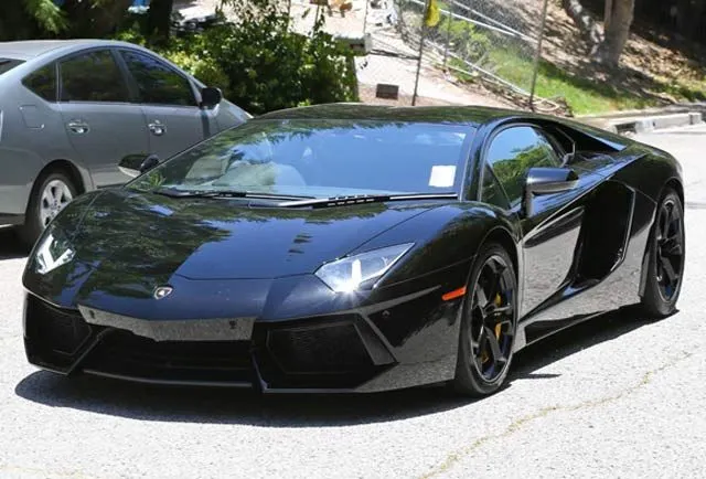 Kim Kardashian regala auto a Kanye West