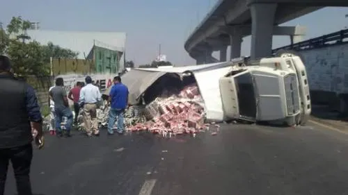 Se volcó camión de cerveza en la autopista altura de San Felipe, evitan rapiña