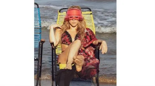 Shakira impacta con cuerpazo en bikini en nuevo video de “Clandestino” (VIDEO)